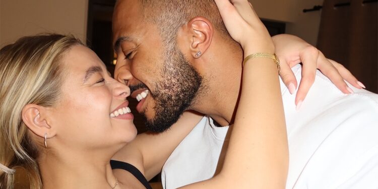 Estrictamente está protagonizada por Tyler y Molly comparten su historia de compromiso