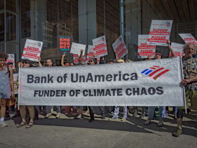 Los activistas climáticos se unen fuera de la Torre Bank of America en el centro de Manhattan como parte de la marcha para poner fin a la ola de acciones de combustibles fósiles el 19 de septiembre de 2023.