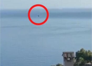 Restos de aviones en el mar.