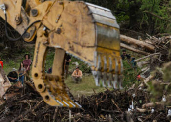 Los equipos de búsqueda y recuperación usan una gran excavadora para eliminar los escombros de la orilla del río Guadalupe el 9 de julio de 2025, en Center Point, Texas.