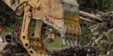 Los equipos de búsqueda y recuperación usan una gran excavadora para eliminar los escombros de la orilla del río Guadalupe el 9 de julio de 2025, en Center Point, Texas.