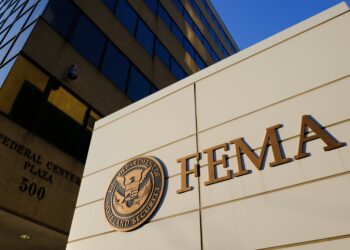 Un letrero marca la ubicación del edificio de la sede de la Agencia Federal de Manejo de Emergencias (FEMA) el 20 de junio de 2025, en Washington, DC