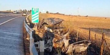 Coche quemado después de una colisión fatal.