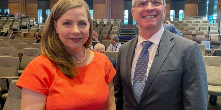 Los gobernadores de la Reserva Federal Michelle Bowman (L) y Christopher Waller (R) en la Institución Hoover de la Universidad de Stanford, en Palo Alto, California, el 6 de mayo de 2022. (Ann Saphir/Reuters)