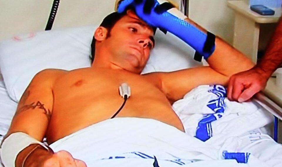 Hombre en la cama del hospital con lesiones por ataque de cocodrilo.