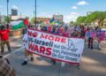 Los manifestantes se reunieron en el edificio federal y luego marcharon en el centro para oponerse a cualquier guerra estadounidense con Irán el 28 de junio de 2025 en Detroit, Michigan.