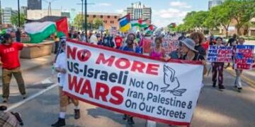 Los manifestantes se reunieron en el edificio federal y luego marcharon en el centro para oponerse a cualquier guerra estadounidense con Irán el 28 de junio de 2025 en Detroit, Michigan.