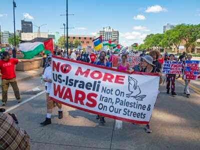 Los manifestantes se reunieron en el edificio federal y luego marcharon en el centro para oponerse a cualquier guerra estadounidense con Irán el 28 de junio de 2025 en Detroit, Michigan.