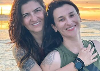 Foto de Katyna Baia en una playa al atardecer.