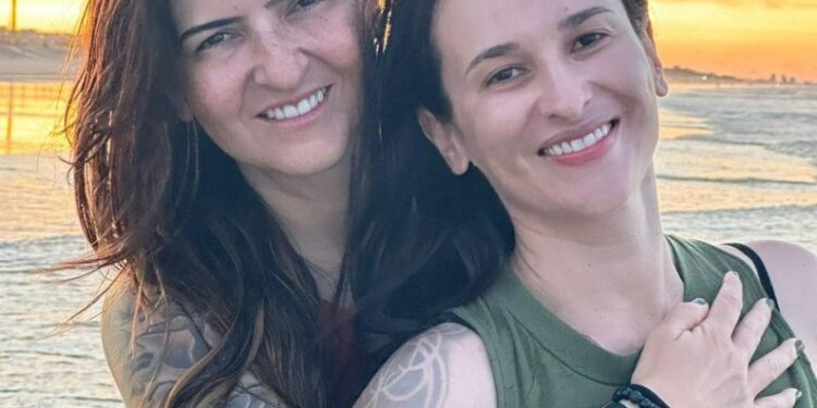 Foto de Katyna Baia en una playa al atardecer.