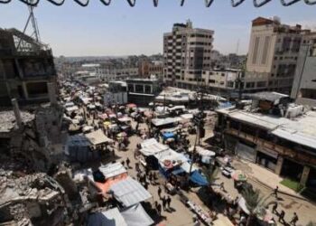 Los palestinos se reúnen en un mercado en el Campamento de Refugiados de Nuseirat en la Franja Central de Gaza, el 10 de mayo de 2025.