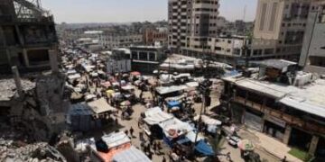 Los palestinos se reúnen en un mercado en el Campamento de Refugiados de Nuseirat en la Franja Central de Gaza, el 10 de mayo de 2025.