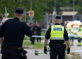 Oficiales de policía en una escena del crimen cerca de una mezquita en Orebro, Suecia.