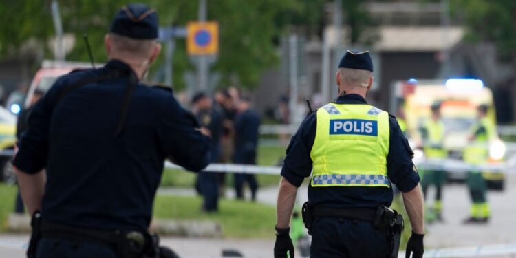 Oficiales de policía en una escena del crimen cerca de una mezquita en Orebro, Suecia.