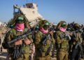 Los combatientes de Hamas están en formación antes de un lanzamiento de rehenes en Khan Younis, Gaza Strip, sábado 15 de febrero de 2025. (AP Photo/Abdel Kareem Hana)