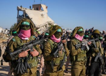 Los combatientes de Hamas están en formación antes de un lanzamiento de rehenes en Khan Younis, Gaza Strip, sábado 15 de febrero de 2025. (AP Photo/Abdel Kareem Hana)