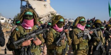 Los combatientes de Hamas están en formación antes de un lanzamiento de rehenes en Khan Younis, Gaza Strip, sábado 15 de febrero de 2025. (AP Photo/Abdel Kareem Hana)