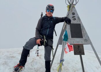 Luca Sanigaglia en una cumbre de montaña.