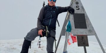 Luca Sanigaglia en una cumbre de montaña.