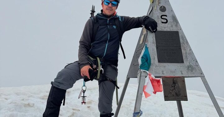 Luca Sanigaglia en una cumbre de montaña.