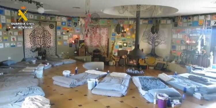Interior de un centro de retiro espiritual en España, allanado por la policía. Numerosas esteras están dispuestas en el piso.