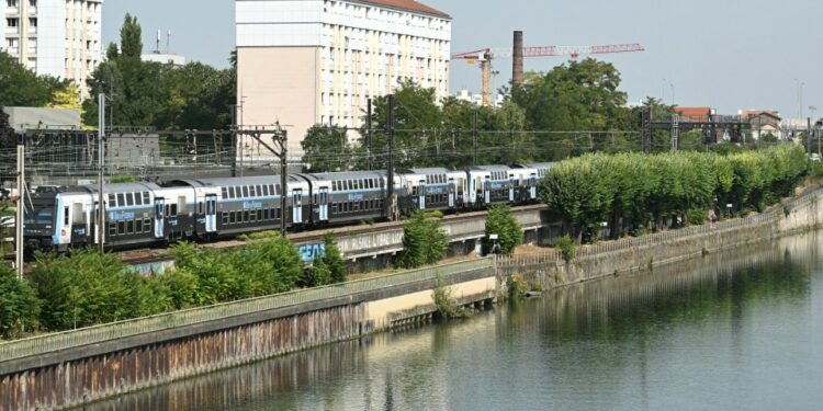 Esta fotografía tomada en Choisy-Le-Roi, en las afueras de París, el 14 de agosto de 2025 muestra el río Sena, donde los bomberos fueron llamados a sacar los cuerpos de cuatro hombres del río el 13 de agosto de 2025, después de que un pasajero que viajaba en el tren Rer C en el tren de Rer Ciró, que informó al ver un cuerpo flotando en la Seine, según fuentes policiales. (Foto de Bertrand Guay / AFP) (Foto de Bertrand Guay / AFP a través de Getty Images)
