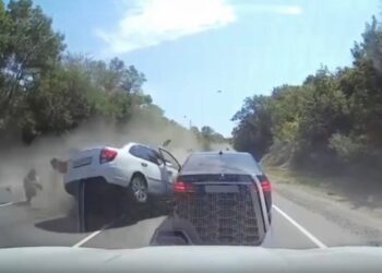 Choque de cinco autos causado por furgoneta haciendo giro en U ilegal.