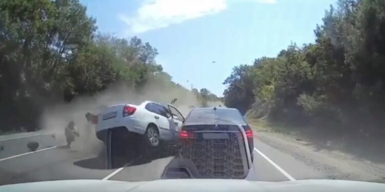 Choque de cinco autos causado por furgoneta haciendo giro en U ilegal.