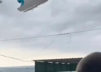 Bote de pedal levantado por un tornado sobre una playa.