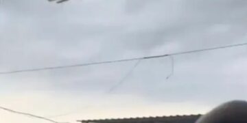 Bote de pedal levantado por un tornado sobre una playa.