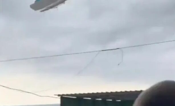 Bote de pedal levantado por un tornado sobre una playa.