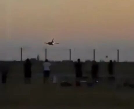 Atrenamiento en avión al atardecer con gente observando.