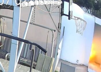 Fuego cerca de un aro de baloncesto.