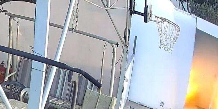 Fuego cerca de un aro de baloncesto.