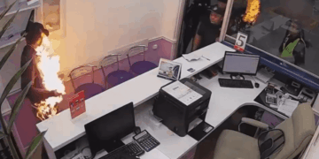 Persona en llamas en el aeropuerto de Almaty.