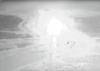 Imagen térmica de un dron marino ruso que golpea un barco ucraniano.