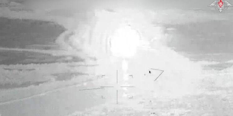 Imagen térmica de un dron marino ruso que golpea un barco ucraniano.