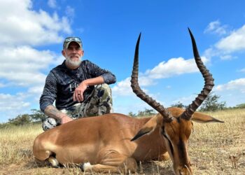 Cazador con impala cosechado.