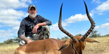 Cazador con impala cosechado.