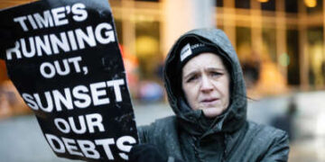 ICE está atrayendo a nuevos reclutas con el perdón de préstamos estudiantiles