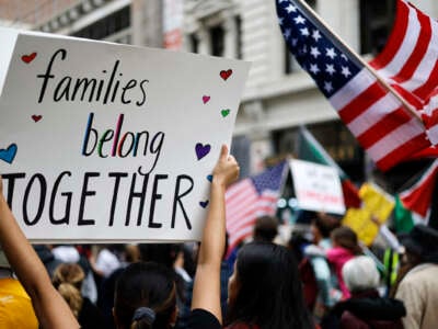 Un manifestante lleva un letrero que lee 'Las familias pertenecen juntas' en Los Ángeles, California.