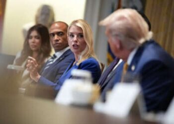 El presidente Donald Trump escucha cuando la fiscal general Pam Bondi habla durante una reunión del gabinete en la Casa Blanca el 8 de julio de 2025 en Washington, DC