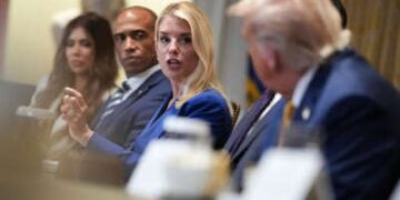 El presidente Donald Trump escucha cuando la fiscal general Pam Bondi habla durante una reunión del gabinete en la Casa Blanca el 8 de julio de 2025 en Washington, DC