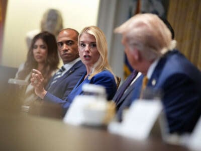 El presidente Donald Trump escucha cuando la fiscal general Pam Bondi habla durante una reunión del gabinete en la Casa Blanca el 8 de julio de 2025 en Washington, DC