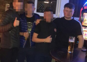 Foto de Jack Kay con amigos en un pub.