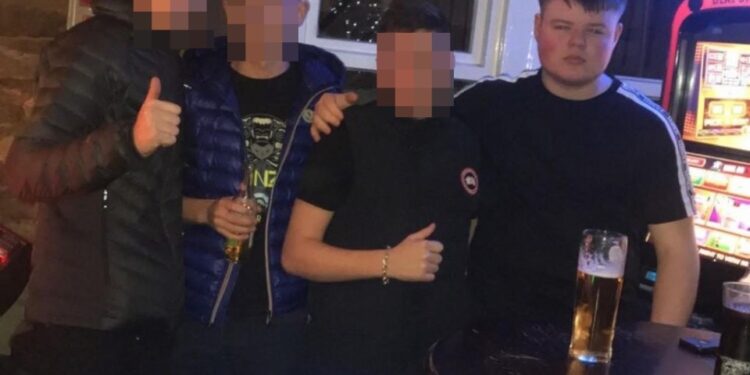 Foto de Jack Kay con amigos en un pub.