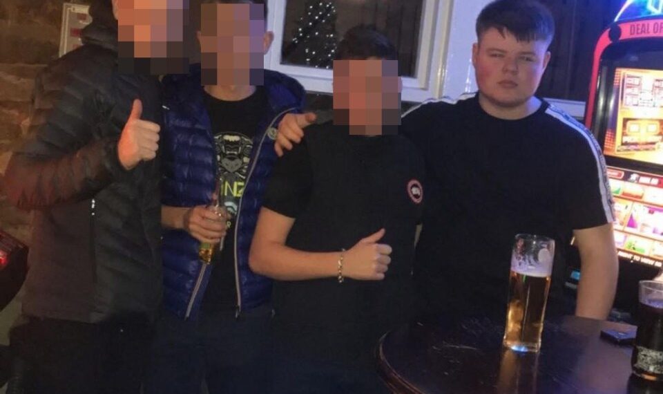 Foto de Jack Kay con amigos en un pub.