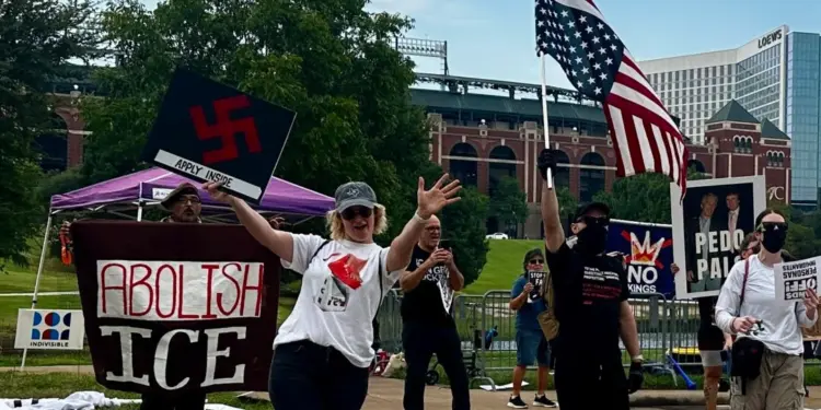 Ice Jobs Fair atrae a cientos de solicitantes en Texas