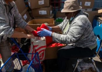 Los residentes participan en una distribución de alimentos dos veces por semana en una iglesia en el South Bronx el 23 de abril de 2025 en la ciudad de Nueva York.