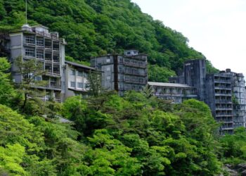 Los edificios de hotel abandonados en una ladera.